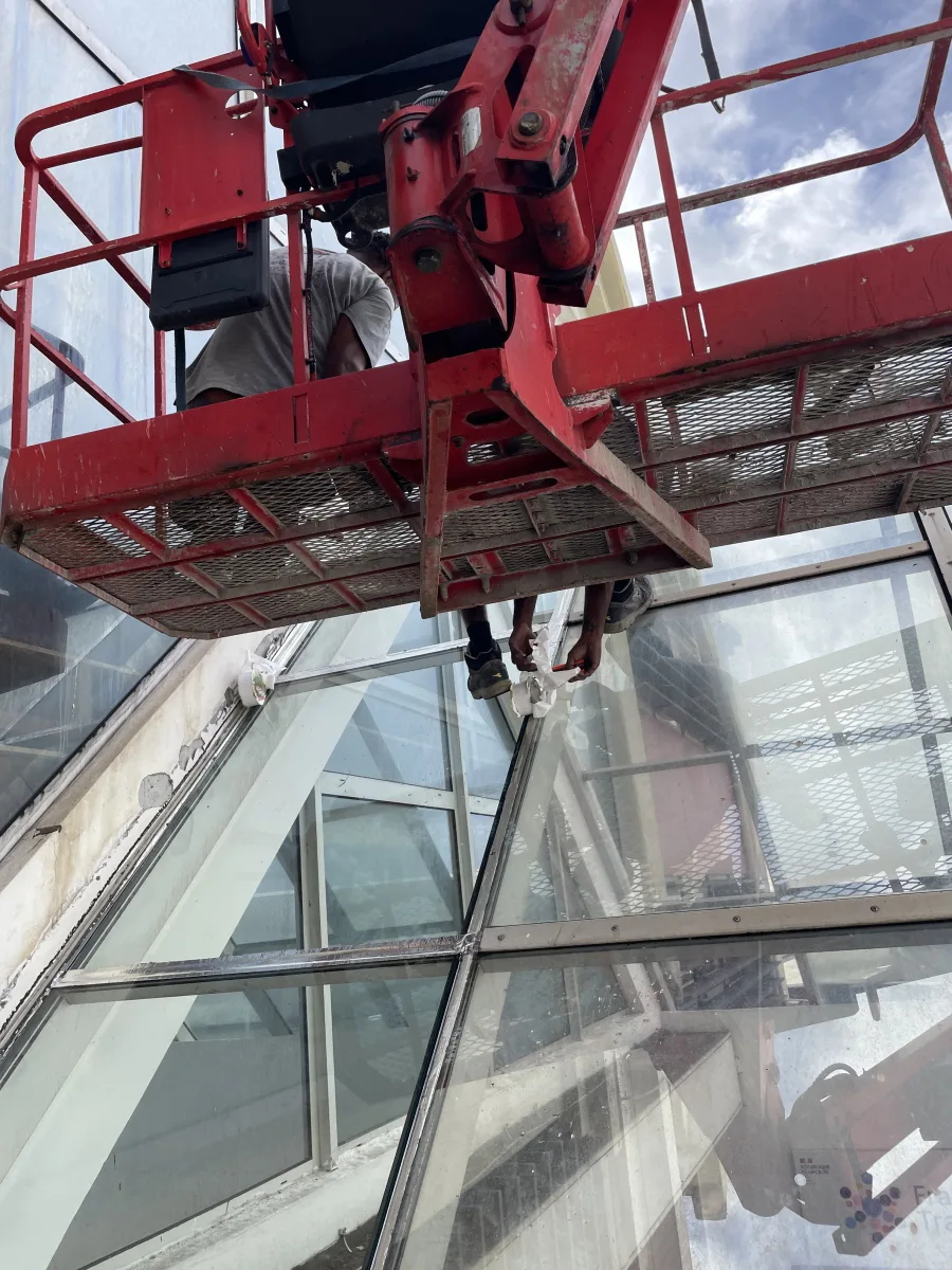 Intervention en nacelle sur une toiture vitrée en aluminium