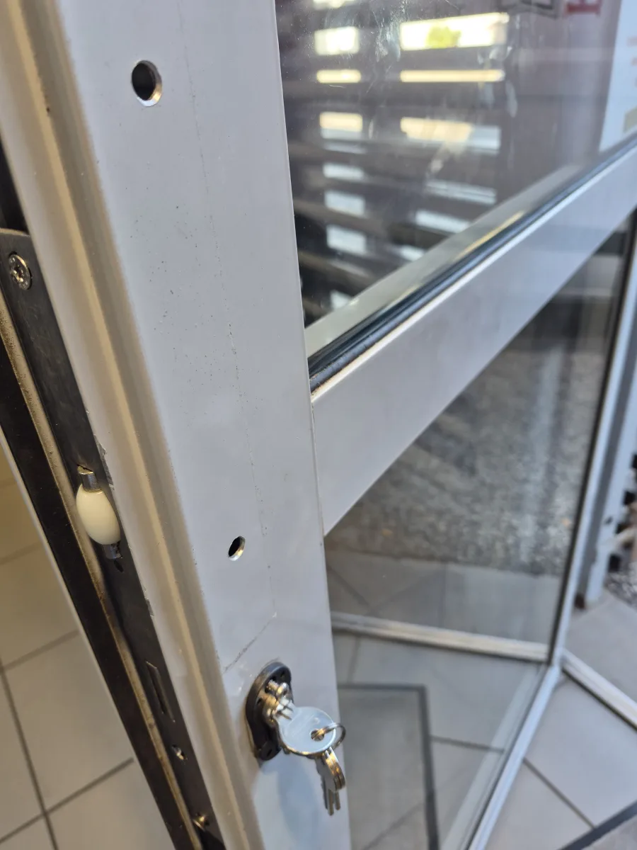 Détail d'un dormant aluminium avec serrure à clé après remise en état