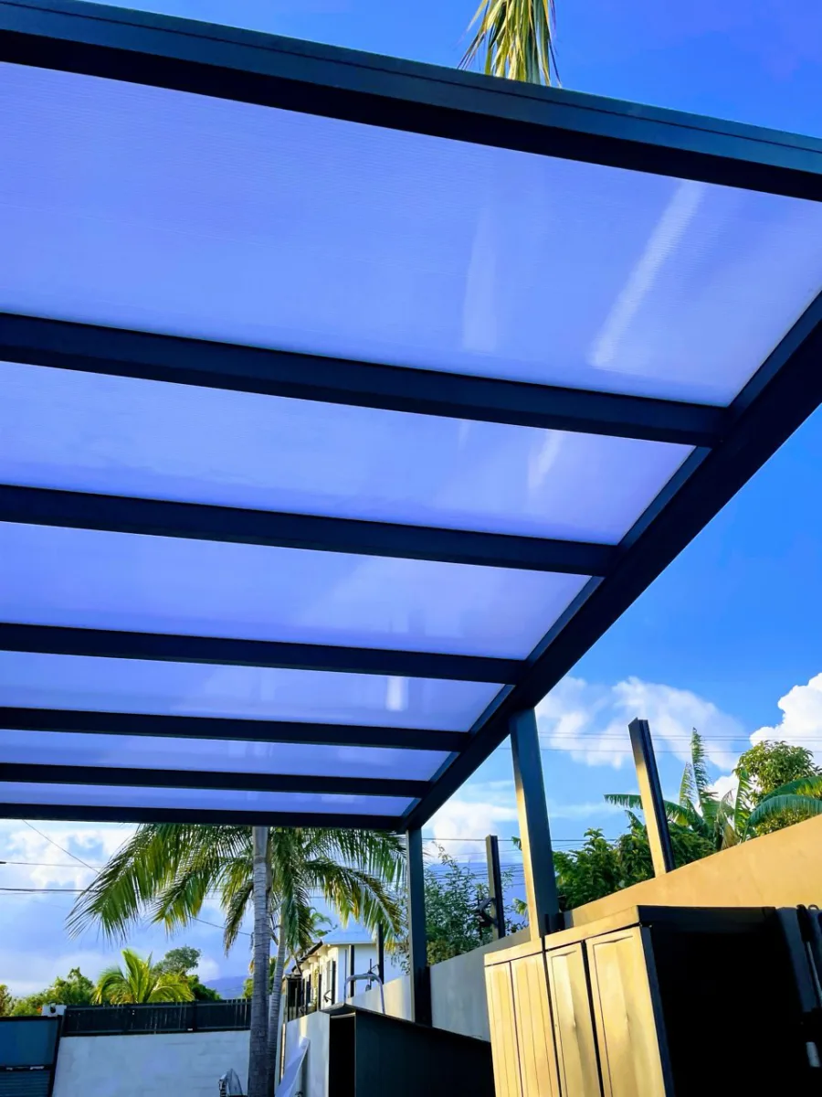 Pergola aluminium à toiture translucide posée sur une terrasse dans le sud de La Réunion