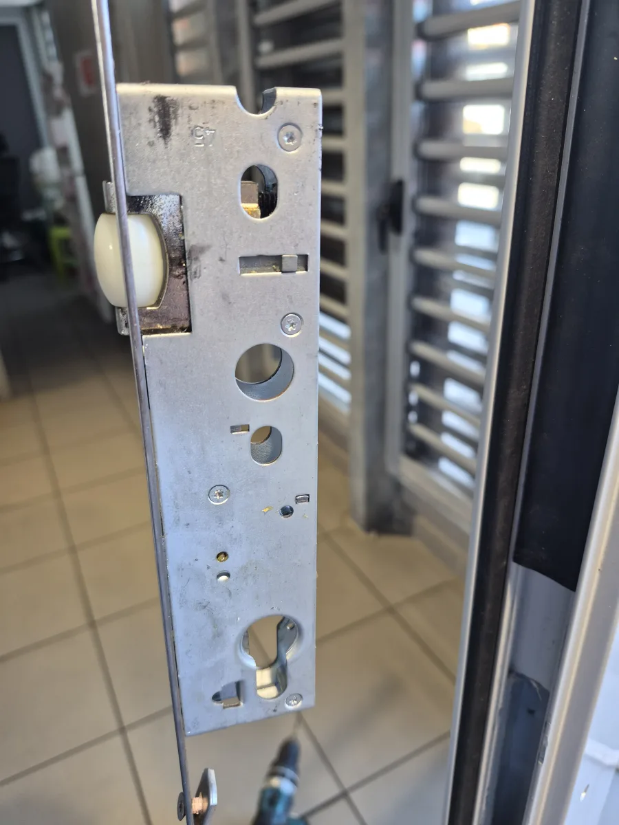 Serrure multipoints déposée d'une menuiserie aluminium pour remplacement