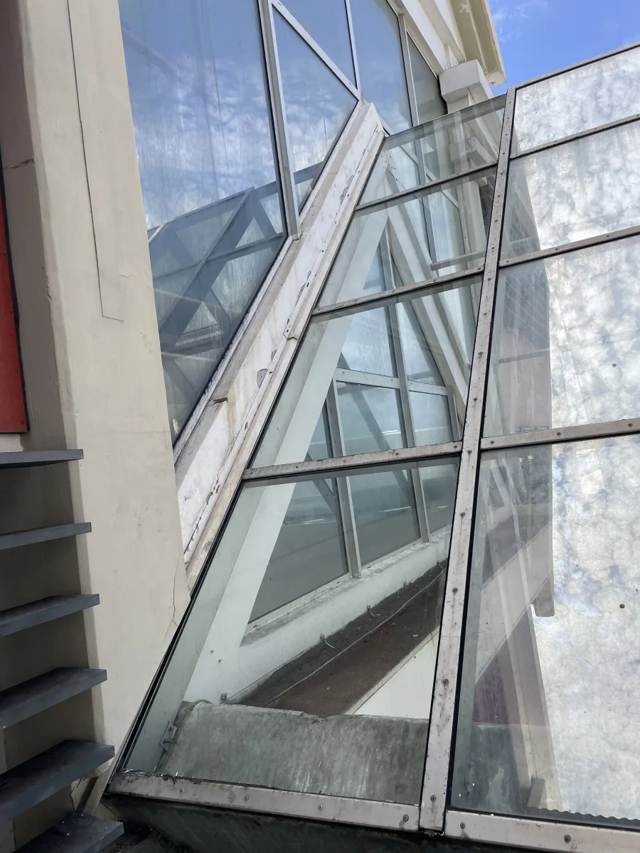 Ouvrants de verrière en aluminium sur une toiture vitrée de bâtiment tertiaire